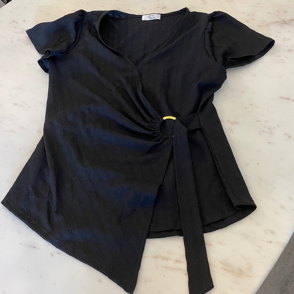 Short Sleeve Ring Detail Knit Top Size XL by Beacon Apparel